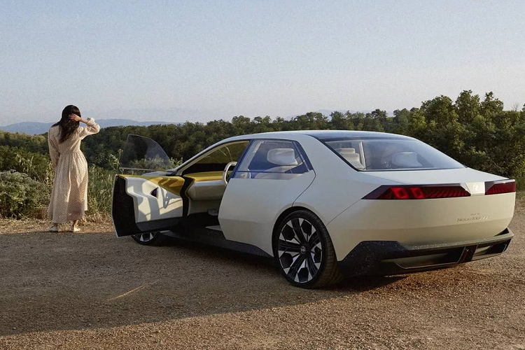 Thân xe được làm theo phong cách tối giản, hầu như không có những đường gân dập nổi như các mẫu xe đương đại. Chỉ có duy nhất một đường gấp khúc dễ nhận ra nằm ở phía dưới, có tác dụng nối liền 2 trục bánh xe và phân chia mảng miếng ở phía đầu cũng như đuôi xe.