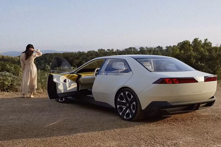 Thân xe được làm theo phong cách tối giản, hầu như không có những đường gân dập nổi như các mẫu xe đương đại. Chỉ có duy nhất một đường gấp khúc dễ nhận ra nằm ở phía dưới, có tác dụng nối liền 2 trục bánh xe và phân chia mảng miếng ở phía đầu cũng như đuôi xe.