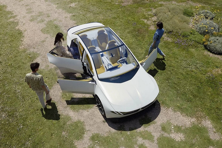 Các tín đồ hâm mộ BMW sẽ dễ dàng nhận ra rằng tên gọi của bản concept mới này gợi nhớ đến dòng BMW Neue Klasse 1962 đến 1972, chuỗi sản phẩm nổi tiếng khi giúp hãng xe Đức vượt qua khủng hoảng tài chính vào thập niên 50 trước đó và góp phần xác lập tên tuổi BMW gắn liền với những chiếc sedan mang phong cách thể thao.