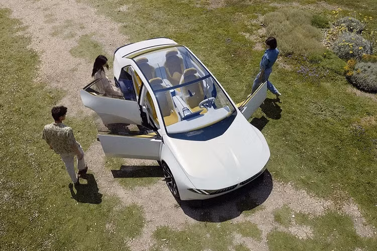 Các tín đồ hâm mộ BMW sẽ dễ dàng nhận ra rằng tên gọi của bản concept mới này gợi nhớ đến dòng BMW Neue Klasse 1962 đến 1972, chuỗi sản phẩm nổi tiếng khi giúp hãng xe Đức vượt qua khủng hoảng tài chính vào thập niên 50 trước đó và góp phần xác lập tên tuổi BMW gắn liền với những chiếc sedan mang phong cách thể thao.