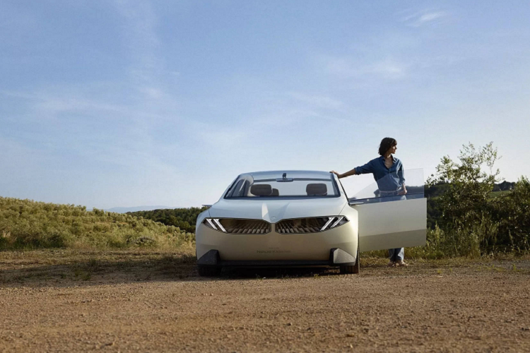 Mũi xe vuốt nhọn ra phía trước và ở đầu xe được tạo hình giống với lưới tản nhiệt hình bầu dục quen thuộc, nhưng thực chất đây là một dải đèn kỹ thuật số, có khả năng chớp tắt ánh sáng theo nhịp độ nhất định, tạo ấn tượng rằng chiếc xe này đang... thở. Các cột cửa sổ được làm rất mảnh mai, cộng với phần kính cửa sổ đều có bề mặt lớn, khiến cho thân xe toát lên vẻ to lớn, rộng rãi.