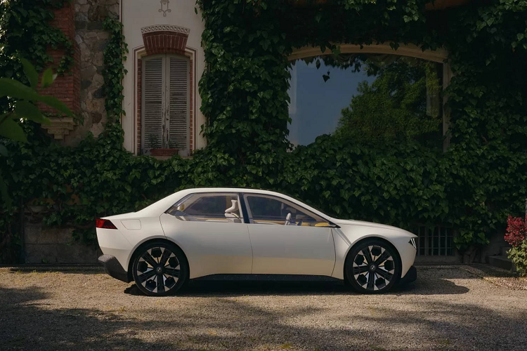 Giờ đây, ban lãnh đạo hãng xe xứ Bavaria hy vọng chiếc ý tưởng BMW Vision Neue Klasse chạy điện cũng sẽ giúp mở ra một thời kỳ mới, đánh dấu bước ngoặt quan trọng của thương hiệu. Về tổng thể, Vision Neue Klasse là một chiếc sedan thuần điện, mang trên mình sự pha trộn giữa tính chất hiện đại và các đường nét cổ điển, trong đó nhiều chi tiết thể hiện rõ sự tri ân đến các mẫu xe BMW kinh điển trong quá khứ.