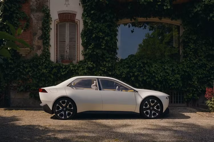 Giờ đây, ban lãnh đạo hãng xe xứ Bavaria hy vọng chiếc ý tưởng BMW Vision Neue Klasse chạy điện cũng sẽ giúp mở ra một thời kỳ mới, đánh dấu bước ngoặt quan trọng của thương hiệu. Về tổng thể, Vision Neue Klasse là một chiếc sedan thuần điện, mang trên mình sự pha trộn giữa tính chất hiện đại và các đường nét cổ điển, trong đó nhiều chi tiết thể hiện rõ sự tri ân đến các mẫu xe BMW kinh điển trong quá khứ.