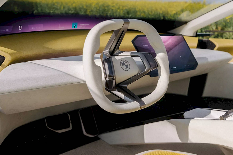 Tông màu nội thất là sự phối hợp giữa trắng và vải corduroy vàng, tạo nên sự ấm áp và cũng phù hợp với tiêu chí tri ân quá khứ. Vô-lăng được vát phẳng ở cả 4 cạnh. Bệ tựa tay trung tâm chạy từ trước qua đến đằng sau, chia tách 4 ghế ngồi nhưng phía dưới lại rỗng, góp phần củng cố cảm giác thông thoáng cho hành khách.