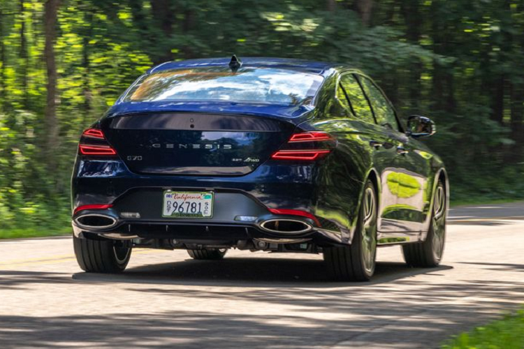 Cuối cùng là hệ thống giới hạn tốc độ thông minh mới, bên cạnh những trang bị an toàn cũ như 10 túi khí, cảnh báo tiền va chạm, phát hiện điểm mù, cảnh báo va chạm khi mở cửa, cảnh báo phương tiện cắt ngang khi lùi, hỗ trợ bám làn đường, phanh tự động sau va chạm và hệ thống kiểm soát hành trình thông minh dựa trên định vị.