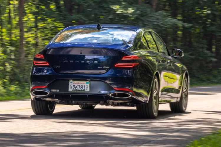 Cuối cùng là hệ thống giới hạn tốc độ thông minh mới, bên cạnh những trang bị an toàn cũ như 10 túi khí, cảnh báo tiền va chạm, phát hiện điểm mù, cảnh báo va chạm khi mở cửa, cảnh báo phương tiện cắt ngang khi lùi, hỗ trợ bám làn đường, phanh tự động sau va chạm và hệ thống kiểm soát hành trình thông minh dựa trên định vị.