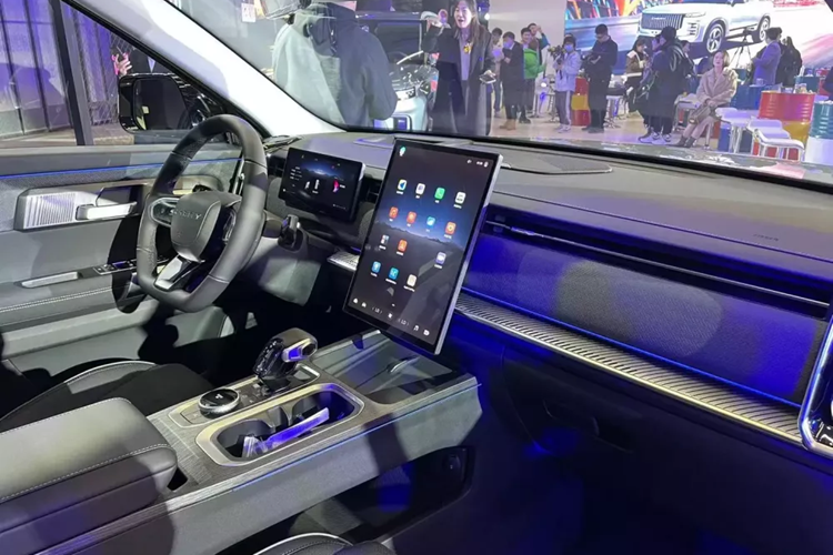 Phiên bản đô thị của China Open trông ít "kỹ thuật số" hơn và sang trọng hơn, đồng thời các ký tự tiếng Anh của Chery cũng trở nên nhỏ hơn, khiến nó trông tinh tế hơn một chút trong vẻ ngoài độc đoán. Hình dáng tổng thể vẫn sử dụng đèn pha chia đôi, đây có lẽ là thiết kế chủ đạo của các mẫu SUV nội địa hiện nay phải không?