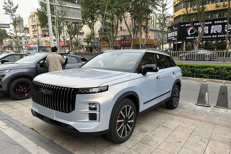 Ở phần đuôi xe, hình dáng cản sau đã trở nên đậm chất đô thị hơn, với hai ô vuông bớt đi cùng màu với thân xe. Đối với các bộ phận khác, thiết kế đèn hậu dạng xuyên suốt nguyên bản vẫn được giữ nguyên và thiết kế bên trong hốc đèn trông rất công nghệ.