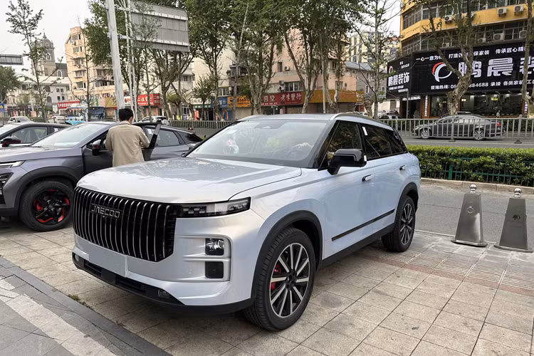 Ở phần đuôi xe, hình dáng cản sau đã trở nên đậm chất đô thị hơn, với hai ô vuông bớt đi cùng màu với thân xe. Đối với các bộ phận khác, thiết kế đèn hậu dạng xuyên suốt nguyên bản vẫn được giữ nguyên và thiết kế bên trong hốc đèn trông rất công nghệ.