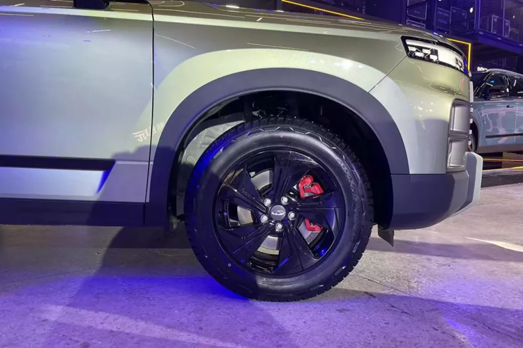 Những thay đổi ở mẫu Exploration 06 Urban Edition chủ yếu tập trung vào ngoại hình, đặc biệt là lưới tản nhiệt ở mặt trước và hình dáng cản sau đã có những thay đổi lớn. Riêng mẫu Chery Exploration 06 Yueye Edition Discovery+ được trang bị lốp Yueye AT 17 inch dành cho mọi địa hình và tích hợp màn hình điều khiển trung tâm 14,8 inch.