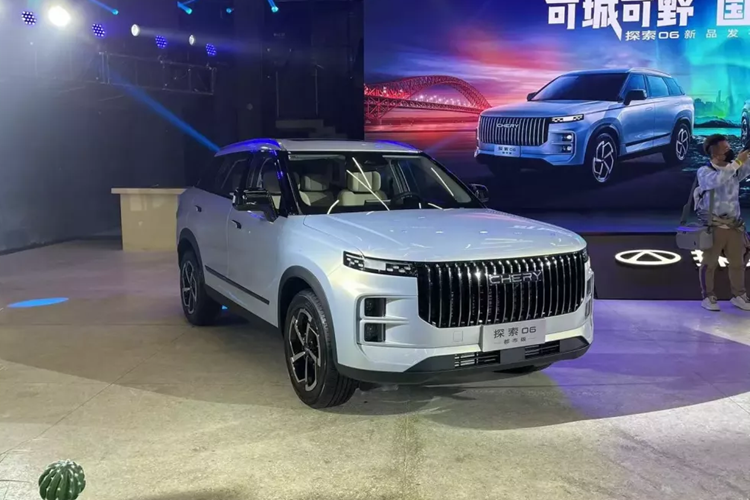Nếu bạn thấy ngoại hình của Chery Exploration 06 này quen mắt, đây chính là phiên bản đổi tên quốc tế là Jaecoo 7, cũng đã được trưng bày công khai tại thị trường Việt Nam, nhưng chưa ra mắt chính thức cũng như mở bán, dự kiến vào năm sau, Jaecoo 7 2024 mới được tung ra tại nước ta.