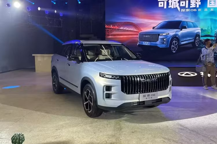 Nếu bạn thấy ngoại hình của Chery Exploration 06 này quen mắt, đây chính là phiên bản đổi tên quốc tế là Jaecoo 7, cũng đã được trưng bày công khai tại thị trường Việt Nam, nhưng chưa ra mắt chính thức cũng như mở bán, dự kiến vào năm sau, Jaecoo 7 2024 mới được tung ra tại nước ta.