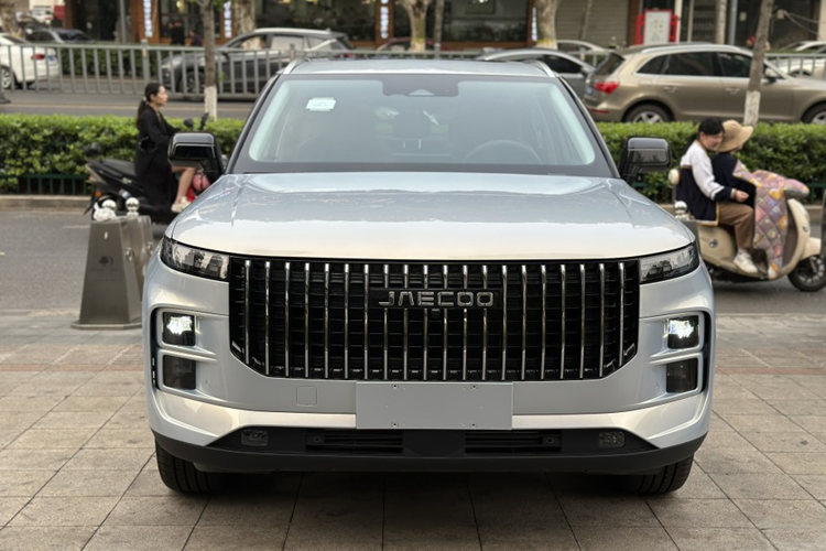 Về cấu hình, xe mới vẫn cung cấp hình ảnh toàn cảnh độ phân giải cao 540°, sạc nhanh không dây cho điện thoại di động 50W, âm thanh SONY 8 loa, máy chủ điều khiển trung tâm cũng hỗ trợ hệ thống Apple CarPlay và Huawei HiCar.