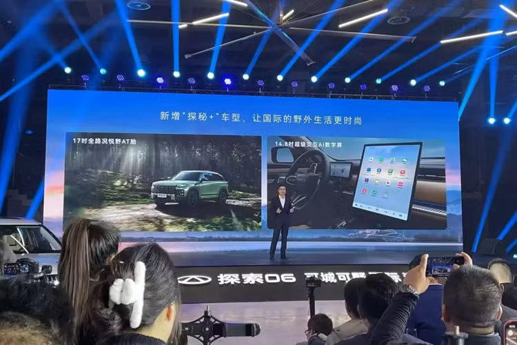 Ngoài ra, mẫu xe SUV Chery Exploration 06 Yueye Edition Discovery+ cũng được ra mắt lần này với giá bán đắt nhất, khi lên đến 144.900 nhân dân tệ (tương đương 476 triệu đồng).