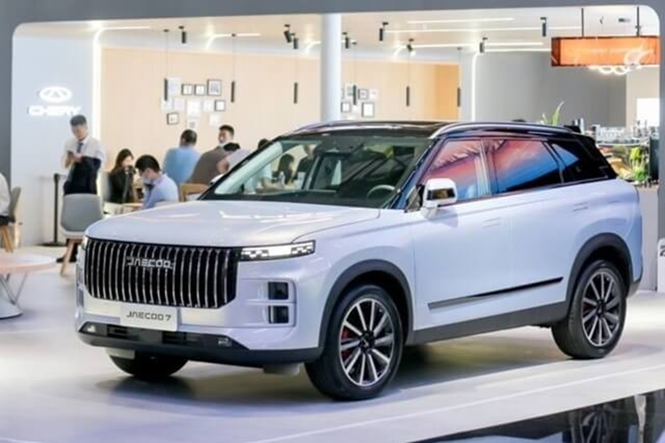 Tiếp đến là các thay đổi bên trong xe không quá nhiều, Chery Exploration 06 không có nhiều nút bấm vật lý, điều này cho thấy chiếc xe này chủ yếu tập trung vào phong cách công nghệ, phù hợp với phong cách của các loại xe sử dụng năng lượng mới hiện nay. Nhưng nếu có thêm nút bấm vật lý thì sẽ thuận tiện hơn trong quá trình thao tác.