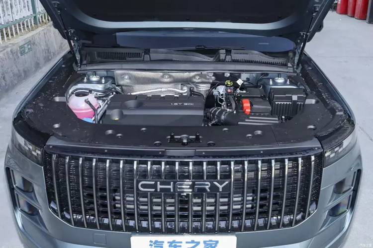 Những thay đổi ở bên hông không lớn, vẫn giữ nguyên thiết kế nguyên bản, sử dụng tay nắm cửa ẩn, ngay cả hình dáng vành bánh xe cũng không thay đổi nhiều, chỉ có màu sắc phối hợp hơi khác một chút.