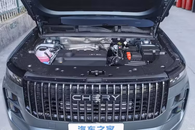 Những thay đổi ở bên hông không lớn, vẫn giữ nguyên thiết kế nguyên bản, sử dụng tay nắm cửa ẩn, ngay cả hình dáng vành bánh xe cũng không thay đổi nhiều, chỉ có màu sắc phối hợp hơi khác một chút.