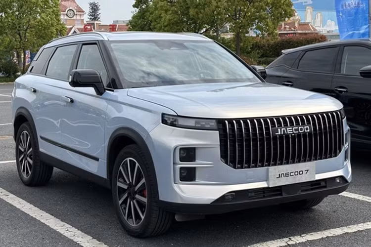 Về sức mạnh, Chery Exploration 06 Urban Edition chỉ có phiên bản dẫn động hai cầu, hệ thống sức mạnh vẫn là động cơ 1.6T + hộp số ly hợp kép ướt 7 cấp, đồng nghĩa bỏ bản PHEV, với điểm mạnh ăn xăng chỉ 1 lít /100 km. Công suất cực đại của động cơ là 197 mã lực và mô-men xoắn cực đại là 290 Nm.