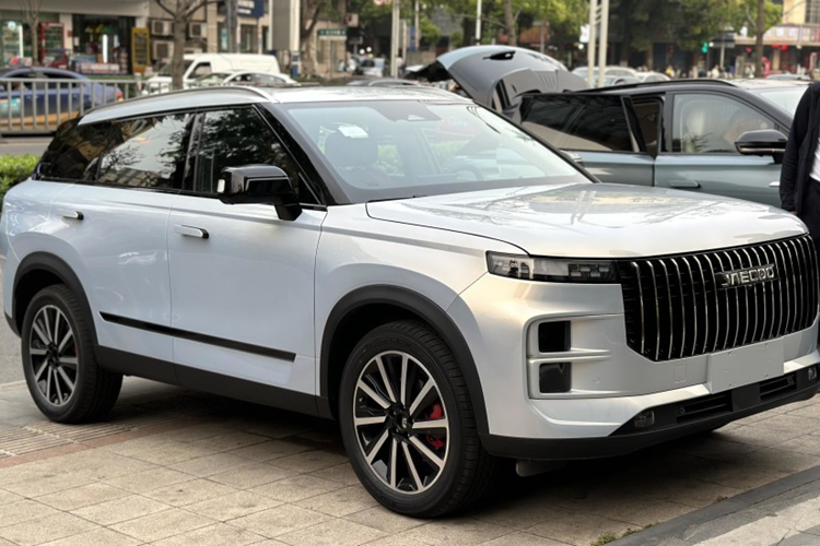 Ngoài bảng đồng hồ full LCD 10,25 inch, màn hình điều khiển trung tâm lớn tới 13,2 inch, cấu hình bên trong cũng rất phong phú, với chip Xiaolong 8155 tiêu chuẩn.