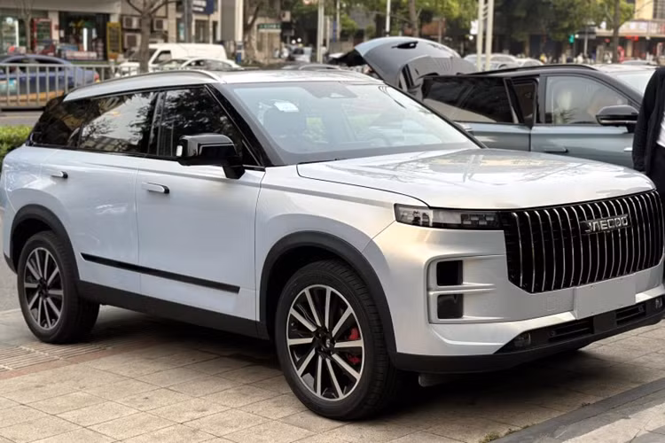 Ngoài bảng đồng hồ full LCD 10,25 inch, màn hình điều khiển trung tâm lớn tới 13,2 inch, cấu hình bên trong cũng rất phong phú, với chip Xiaolong 8155 tiêu chuẩn.