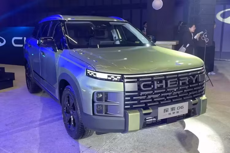 Vào ngày 6/12/2023, mẫu xe Chery Exploration 06 2024 mới phiên bản đô thị mới đã chính thức được Chery cho ra mắt, tổng cộng xe có 2 mẫu mới với giá bán tương ứng là 119.900 nhân dân tệ đến 129.900 nhân dân tệ, tương đương là 394 triệu đồng đến 426 triệu đồng.