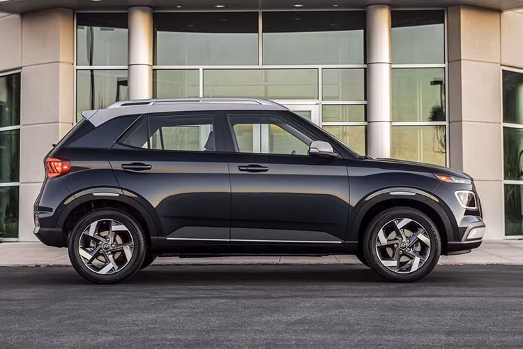 Bên cạnh các cổng sạc USB-A, xe còn có một ổ cắm USB-C ở cụm điều khiển trung tâm phía trước và hai cổng nữa cho hành khách ngồi ở ghế sau.