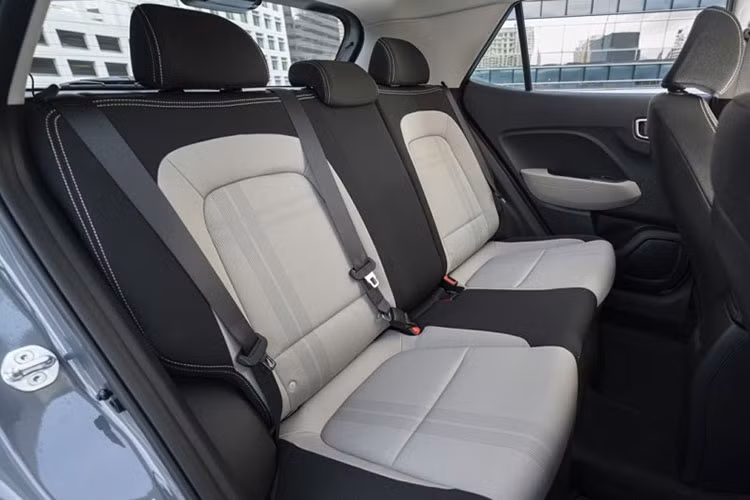 Ngoài ra, Hyundai Venue 2023 bản nâng cấp mới còn có hệ thống dẫn đường thông minh, nhận diện giọng nói người dùng, đồng bộ hóa với thiết bị thông minh hay đặt lịch sửa chữa/bảo dưỡng xe từ xa.