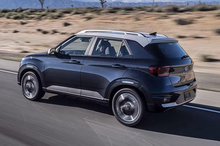 Xe được trang bị máy xăng 4 xi-lanh thẳng hàng, 1.6L, sản sinh công suất tối đa 121 mã lực và mô-men xoắn cực đại 151 Nm, kết hợp với hộp số sàn 6 cấp hoặc hộp số tự động 6 cấp và hệ dẫn động cầu trước.