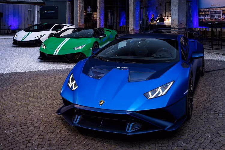 Hãng siêu xe Ý đã chính thức giới thiệu các mẫu xe Lamborghini Huracan 60th Anniversary Edition tại Milan Design Week - Tuần lễ thiết kế Milan 2023. Đây là một trong số nhiều hoạt động nhằm kỷ niệm 60 năm thành lập thương hiệu siêu xe hàng đầu Italia này.
