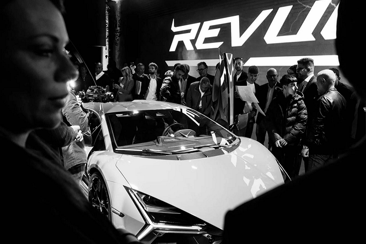 Sự hiện diện của Lamborghini tại Milan Design Week 2023 lần này còn bao gồm triển lãm trung tâm thiết kế Centro Stile, bộ phận cá nhân hóa Ad Personam và tổ chức buổi ra mắt mẫu siêu xe Revuelto hybrid mới cho công chúng châu Âu.