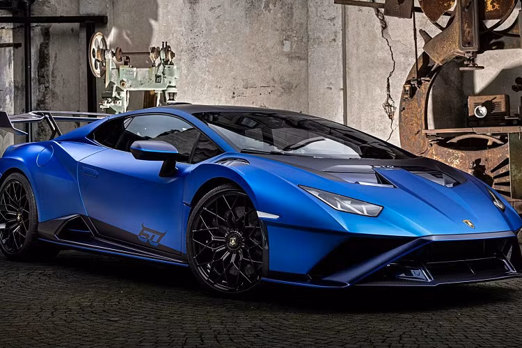 Mẫu trưng bày tại Milan lần này được sơn màu trắng Bianco Asopo với các chi tiết trang trí màu xanh lá Verde Viper, nội thất bọc Alcantara màu đen. Lamborghini cũng cung cấp một lựa chọn phối màu khác, với tông chính màu xám Grigio Telesto đi cùng các chi tiết trang trí màu đen Nero Noctis và đỏ Rosso Mars, cùng nội thất da Alcantara màu đen với các chi tiết màu đỏ.