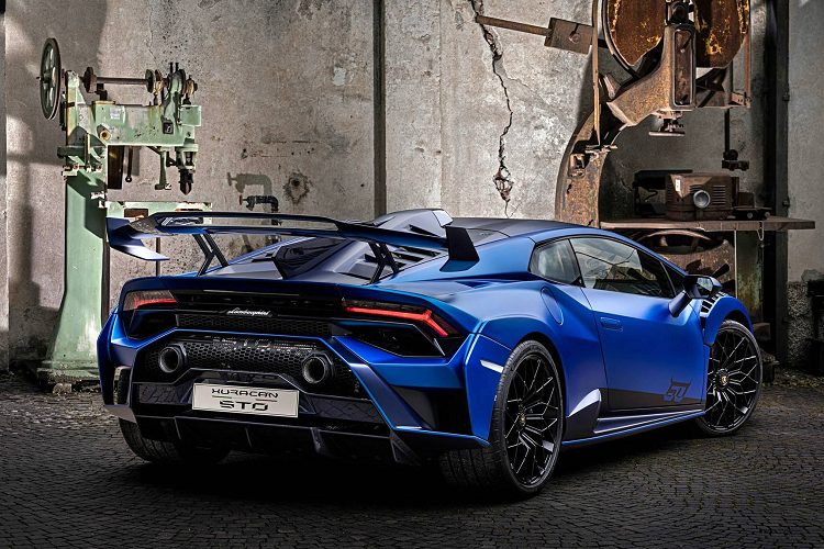 Tuần lễ thiết kế Milan là bối cảnh lý tưởng để chúng tôi giới thiệu yếu tố đặc trưng thứ hai. Các phiên bản đặc biệt của Huracan không chỉ kỷ niệm 60 năm thành lập thương hiệu của chúng tôi mà còn mang đến cho khách hàng cơ hội cuối cùng để sở hữu một chiếc Lamborghini với động cơ V10.”