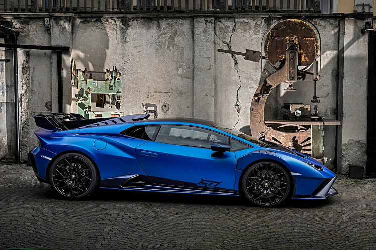 Ngoài ra còn lựa chọn phối màu sơn xám Grigio Telesto với đen Nero Noctis, cùng nội thất đen Nero Cosmum và xám Grigio Octans với chỉ khâu Rosso Alala màu đỏ. CEO Stephan Winkelmann phát biểu : “Siêu xe thể thao đều có 2 thứ nổi bật là hiệu năng và thiết kế.