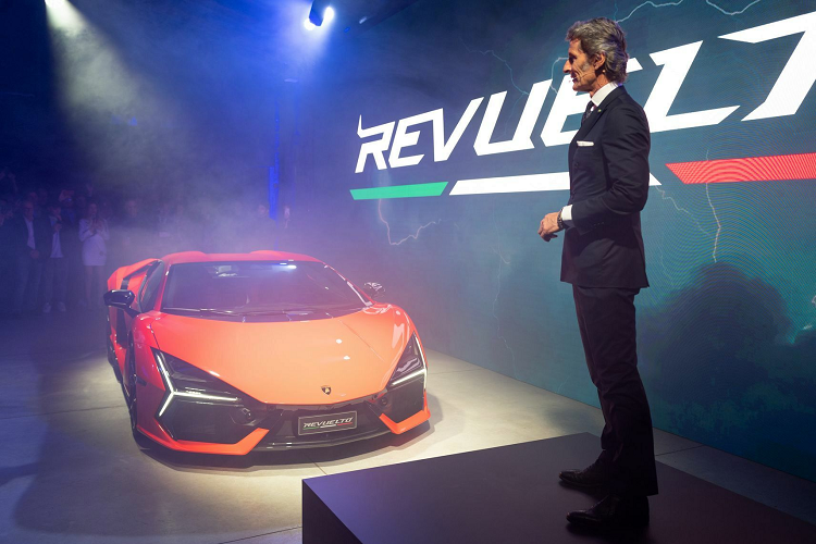 Huracan Evo Spyder 60th Anniversary Edition cũng có mâm Damiso 20 inch màu đen bóng. Chiếc xe trưng bày tại Milan Design Week 2023 là bản màu xanh lá Verde Viper kết hợp với các yếu tố trắng Bianco Isis, trong khi nội thất da Nero Ade với các bộ phận tương phản màu đỏ Rosso Alala và trắng Bianco Leda.