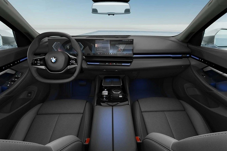 Bên trong BMW 520i là không gian nội thất bọc bằng chất liệu Veganza. Với chất liệu này, 5-Series thế hệ thứ 8 là mẫu xe đầu tiên của BMW được trang bị nội thất hoàn toàn không dùng chất liệu có nguồn gốc từ động vật. Trước mặt người lái là vô lăng 2 chấu vát đáy, tích hợp phím chức năng và lẫy chuyển số thể thao. Hệ thống BMW Live Cockpit Plus của xe đi kèm màn hình cong đặt nổi trên mặt táp-lô.