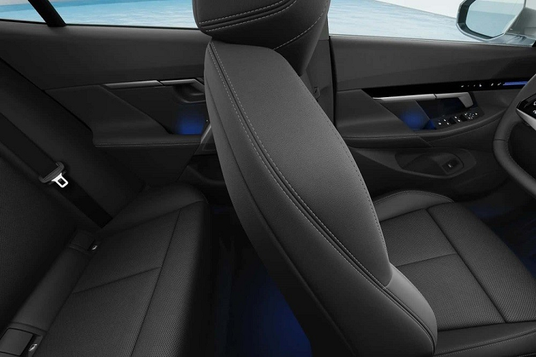 Bên cạnh đó, xe còn có lưới tản nhiệt quả thận đặc trưng với kích thước vừa phải, đèn pha LED thích ứng, tích hợp dải đèn LED định vị ban ngày, hốc gió trung tâm rộng và khe gió nằm dọc trên cản trước. Phía sau xe là cụm đèn hậu LED với thiết kế dài và hẹp, trang trí bằng nẹp mạ crôm ở giữa. Ở hai góc đuôi xe còn có nẹp màu bạc hình chữ "L", bao quanh đèn phản quang.