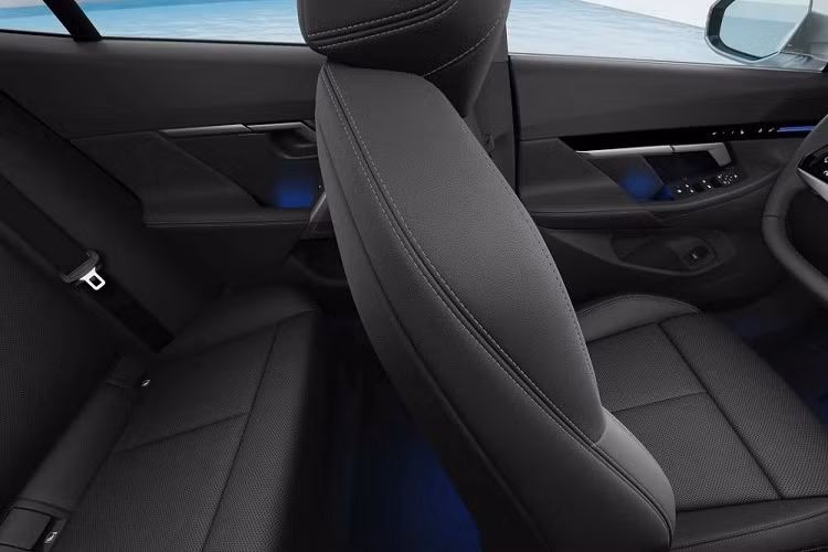 Bên cạnh đó, xe còn có lưới tản nhiệt quả thận đặc trưng với kích thước vừa phải, đèn pha LED thích ứng, tích hợp dải đèn LED định vị ban ngày, hốc gió trung tâm rộng và khe gió nằm dọc trên cản trước. Phía sau xe là cụm đèn hậu LED với thiết kế dài và hẹp, trang trí bằng nẹp mạ crôm ở giữa. Ở hai góc đuôi xe còn có nẹp màu bạc hình chữ "L", bao quanh đèn phản quang.