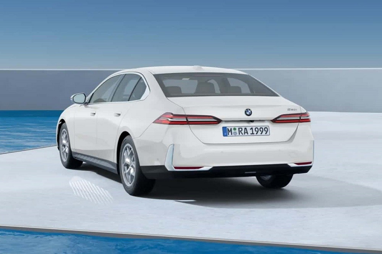 Bên cạnh đó là ghế trước có thiết kế thể thao và tích hợp tính năng sưởi. Ghế sau có thể gập xuống theo tỷ lệ 40:20:40. Phía sau ghế của BMW 520i 2024 là khoang hành lý có thể tích 520 lít. Những trang bị đáng chú ý khác của bản tiêu chuẩn gồm có hệ thống điều hòa tự động 2 vùng độc lập, sạc điện thoại không dây, núm xoay iDrive chỉnh màn hình thông tin giải trí, lẫy gạt chuyển số trên cụm điều khiển trung tâm, đèn viền nội thất và phanh tay điện tử.