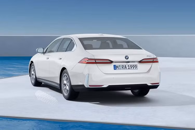 Bên cạnh đó là ghế trước có thiết kế thể thao và tích hợp tính năng sưởi. Ghế sau có thể gập xuống theo tỷ lệ 40:20:40. Phía sau ghế của BMW 520i 2024 là khoang hành lý có thể tích 520 lít. Những trang bị đáng chú ý khác của bản tiêu chuẩn gồm có hệ thống điều hòa tự động 2 vùng độc lập, sạc điện thoại không dây, núm xoay iDrive chỉnh màn hình thông tin giải trí, lẫy gạt chuyển số trên cụm điều khiển trung tâm, đèn viền nội thất và phanh tay điện tử.