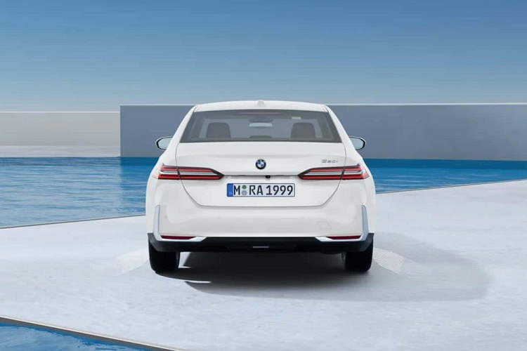 "Trái tim" của BMW 520i 2024 ở thị trường Đức là động cơ xăng 4 xi-lanh, tăng áp, dung tích 2.0L với công suất tối đa 205 mã lực và mô-men xoắn cực đại 330 Nm. Ngoài ra, động cơ này còn có sự hỗ trợ của công nghệ mild hybrid 48V. Lượng xăng tiêu thụ trung bình của xe cũng dừng ở mức 5,8 lít/100 km. Tại thị trường Đức, giá xe BMW 520i 2024 khởi điểm từ 57.550 Euro (khoảng 1,44 tỷ đồng).