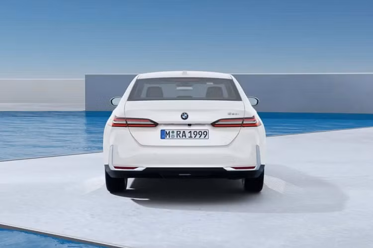 "Trái tim" của BMW 520i 2024 ở thị trường Đức là động cơ xăng 4 xi-lanh, tăng áp, dung tích 2.0L với công suất tối đa 205 mã lực và mô-men xoắn cực đại 330 Nm. Ngoài ra, động cơ này còn có sự hỗ trợ của công nghệ mild hybrid 48V. Lượng xăng tiêu thụ trung bình của xe cũng dừng ở mức 5,8 lít/100 km. Tại thị trường Đức, giá xe BMW 520i 2024 khởi điểm từ 57.550 Euro (khoảng 1,44 tỷ đồng).