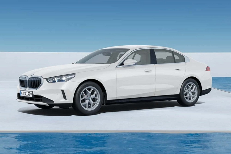 Vào hôm 24/5/2023 vừa qua, hãng BMW đã chính thức vén màn thế hệ mới của dòng xe 5-Series. Chẳng bao lâu sau đó, cấu hình trực tuyến của mẫu sedan hạng sang này đã được cập nhật trên trang web của BMW Đức để khách hàng có thể lựa chọn chiếc xe phù hợp với mình. Cũng nhờ thế mà chúng ta có thể biết được thiết kế từ ngoài vào trong của BMW 5-Series 2024 bản tiêu chuẩn.