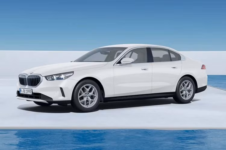 Vào hôm 24/5/2023 vừa qua, hãng BMW đã chính thức vén màn thế hệ mới của dòng xe 5-Series. Chẳng bao lâu sau đó, cấu hình trực tuyến của mẫu sedan hạng sang này đã được cập nhật trên trang web của BMW Đức để khách hàng có thể lựa chọn chiếc xe phù hợp với mình. Cũng nhờ thế mà chúng ta có thể biết được thiết kế từ ngoài vào trong của BMW 5-Series 2024 bản tiêu chuẩn.