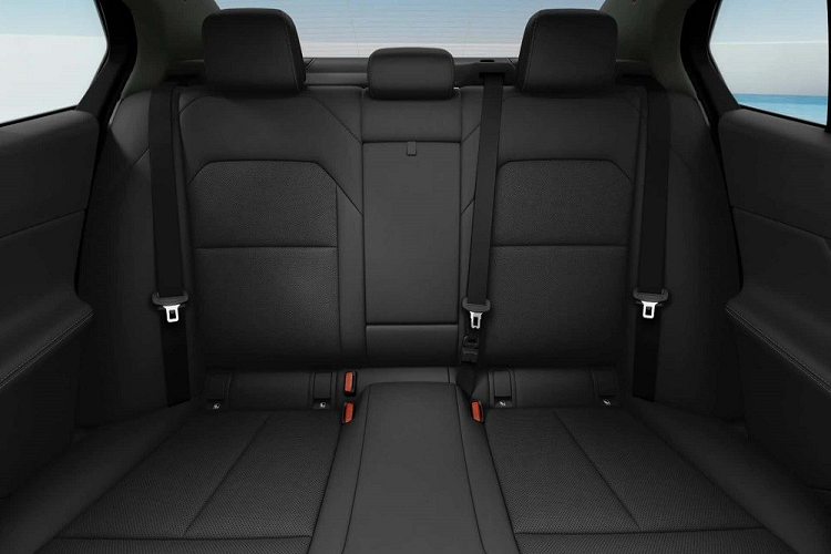 Màn hình này là sự kết hợp giữa bảng đồng hồ kỹ thuật số 12,3 inch và màn hình cảm ứng trung tâm 14,9 inch. Ngoài ra, xe còn được trang bị hệ điều hành iDrive 8.5 mới nhất của thương hiệu Đức. Tuy là bản tiêu chuẩn nhưng BMW 520i 2024 vẫn có thanh Interaction Bar kéo dài trên mặt táp-lô, vừa đóng vai trò đèn viền vừa tích hợp cảm ứng để người dùng chỉnh điều hòa. Trong khi đó, trên tapi cửa có những nút cảm ứng để chỉnh một số tính năng khác của xe.