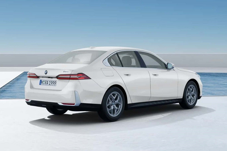 Chiếc BMW 5-Series 2024 hạng sang trong hình ảnh này thuộc phiên bản 520i rẻ nhất. Hiện mẫu sedan hạng sang này ở thị trường Việt Nam cũng có phiên bản 520i tiêu chuẩn. Do đó, sẽ không bất ngờ nếu BMW 520i thế hệ mới cũng được bán ở Việt Nam trong tương lai.