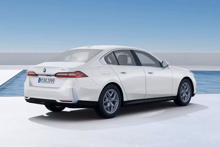 Chiếc BMW 5-Series 2024 hạng sang trong hình ảnh này thuộc phiên bản 520i rẻ nhất. Hiện mẫu sedan hạng sang này ở thị trường Việt Nam cũng có phiên bản 520i tiêu chuẩn. Do đó, sẽ không bất ngờ nếu BMW 520i thế hệ mới cũng được bán ở Việt Nam trong tương lai.