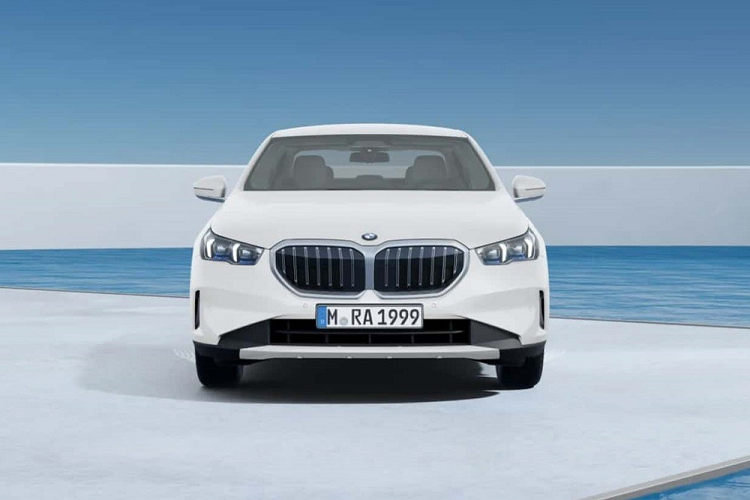 Trong khi đó, trang bị an toàn của BMW 520i 2024 ở Đức gồm có gói Driving Assistant với những tính năng trợ lái dựa trên radar, hệ thống hỗ trợ đỗ xe Parking Assistant, bao gồm kiểm soát khoảng cách đỗ xe chủ động và camera lùi. Bản rẻ nhất này không có hệ thống hỗ trợ lái trên cao tốc Highway Assistant và hệ thống chuyển làn đường chủ động Active Lane Change mới.