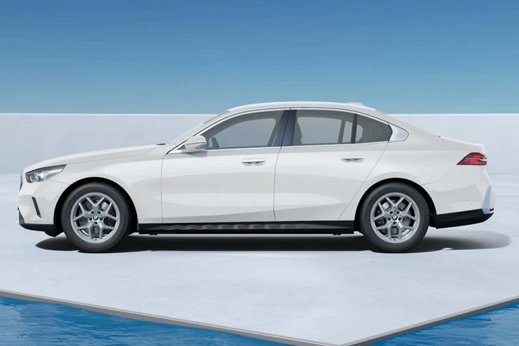 Tương tự các phiên bản còn lại trong dòng BMW 5-Series mới, 520i cũng sở hữu chiều dài 5.060 mm, chiều rộng 1.900 mm, chiều cao 1.515 mm và chiều dài cơ sở 2.995 mm. So với thế hệ cũ, xe dài hơn 86,4 mm, rộng hơn 33 mm, cao hơn 35 mm trong khi chiều dài cơ sở tăng 20 mm. BMW 520i 2024 ở thị trường Đức được sơn mặc định là màu trắng và dùng bộ vành hợp kim 18 inch với thiết kế 5 chấu kép, sơn 1 màu.