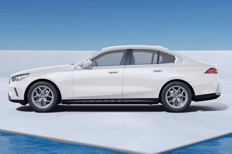 Tương tự các phiên bản còn lại trong dòng BMW 5-Series mới, 520i cũng sở hữu chiều dài 5.060 mm, chiều rộng 1.900 mm, chiều cao 1.515 mm và chiều dài cơ sở 2.995 mm. So với thế hệ cũ, xe dài hơn 86,4 mm, rộng hơn 33 mm, cao hơn 35 mm trong khi chiều dài cơ sở tăng 20 mm. BMW 520i 2024 ở thị trường Đức được sơn mặc định là màu trắng và dùng bộ vành hợp kim 18 inch với thiết kế 5 chấu kép, sơn 1 màu.