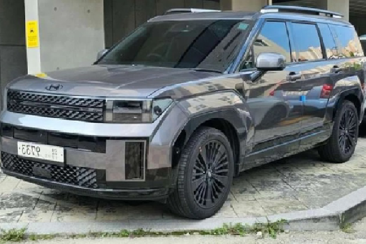 Dựa vào hình ảnh chính thức được công bố vào tuần trước, chữ "2.5T" gắn trên đuôi xe cho thấy SantaFe 2024 còn có bản sử dụng động cơ 4 xy-lanh tăng áp, dung tích 2.5L nữa. Bước sang thế hệ thứ 5, Hyundai SantaFe 2024 bản hybrid có ngoại hình được thay đổi toàn diện, theo hướng vuông vức hơn và gợi liên tưởng đến SUV hạng sang Land Rover.